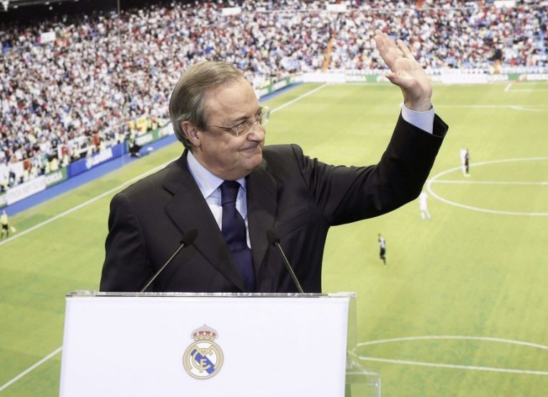 El presidente del Real Madrid, Florentino Pérez, durante la presentación del jugador colombiano James Rodríguez esta tarde en el palco de honor del estadio Santaigo Bernabéu, en Madrid. FOTO EFE.