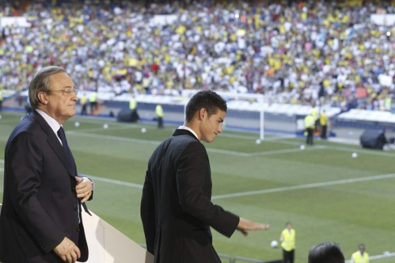 El presidente del Real Madrid, Florentino Pérez (i), junto a James Rodríguez durante la presentación del jugador colombiano esta tarde en el palco de honor del estadio Santaigo Bernabéu, en Madrid. FOTO: EFE.
