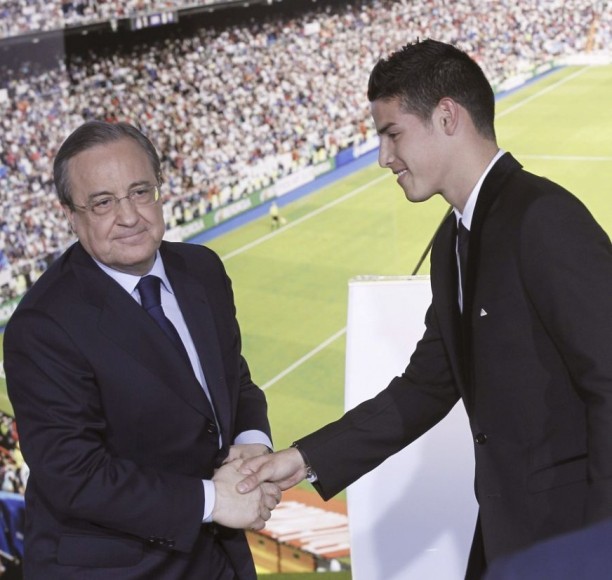 El presidente del Real Madrid, Florentino Pérez (i), saluda a James Rodríguez durante la presentación del jugador colombiano esta tarde en el palco de honor del estadio Santaigo Bernabéu, en Madrid. FOTO: EFE.