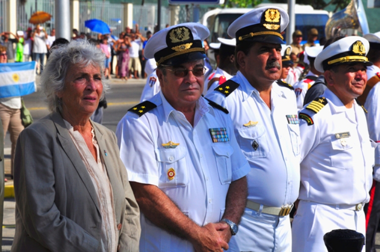 Excelentísima Señora Juliana Isabel Marino, embajadora de Argentina en Cuba y altos oficiales de la Marina de guerra Revolucionaria de Cuba.
