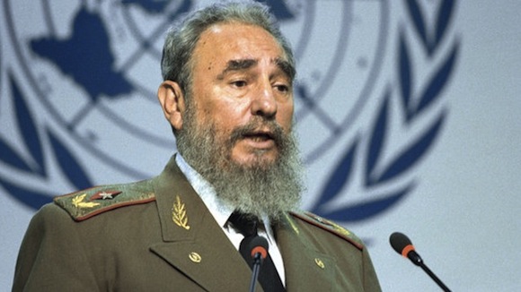 En solo 7 minutos  al tomar el podio en la Cumbre de la Tierra, realizada en Río de Janeiro en 1992, Fidel señaló claramente a los culpables del deterioro medioambiental y planteó el camino para su solución: pagar la deuda ecológica y no la deuda externa.