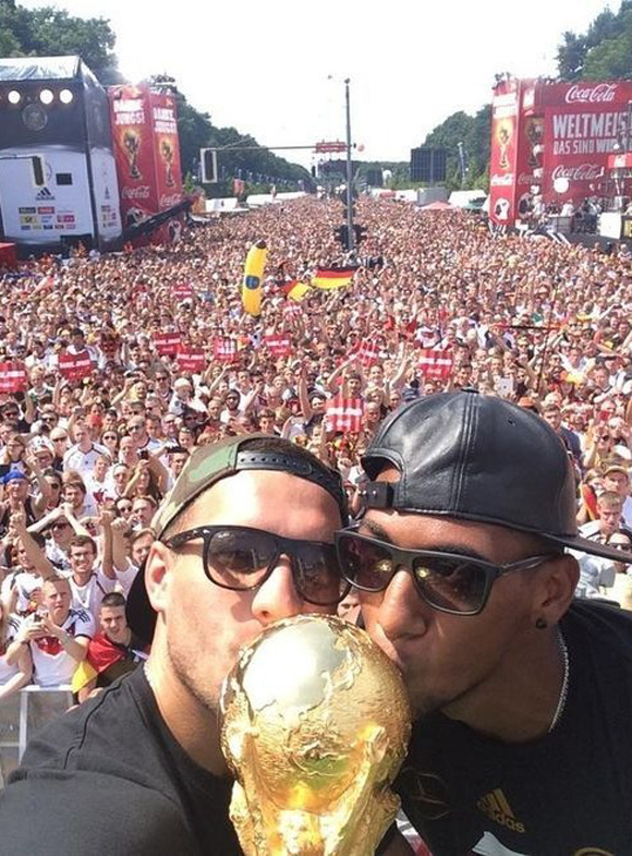 Gracias Alemania, puso el jugador Lukas Podolski, al subir una foto a Twitter de la celebración del campeonato mundial en Berlín