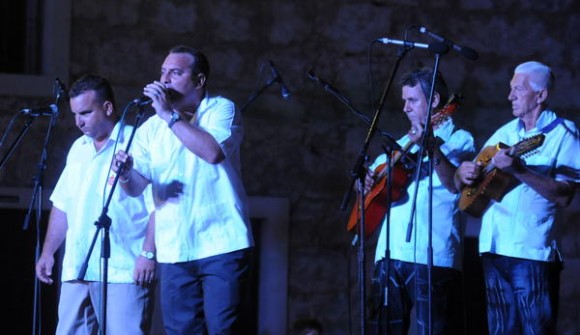 Actuación de repentistas Héctico y Aramís durante el acto conmemorativo del Aniversario 60 del natalicio del Comandante Hugo Chávez Frías, realizado en el Complejo Morro Cabañas, en La Habana, Cuba, el 28 de julio de 2014. AIN FOTO/Oriol de la Cruz ATENCIO