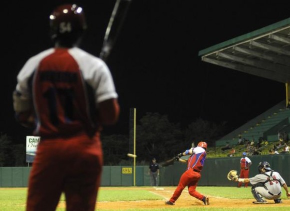 Segundo juego del tope de béisbol entre los equipos de Cuba y Estados Unidos, realizado en el estadio Capitán San Luís de la ciudad de Pinar del Río, el 25 de julio de 2014.AIN FOTO/Abel PADRÓN PADILLA