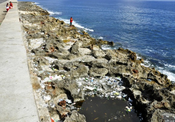 La acumulacion de basura arrojada es enorme. Foto. Roberto Garaicoa Martínez. CUBADEBATE
