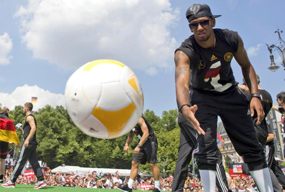 Los jugadores incluso intercambiaron juegos de balones con la afición alemana. (Reuters)