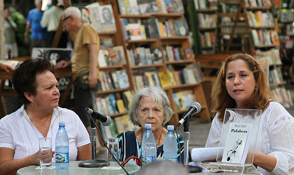 Marta Valdés durante la presentación de su libro "Palabras", con textos publicados originalmente en Cubadebate. Foto: Ismael Francisco/ Cubadebate
