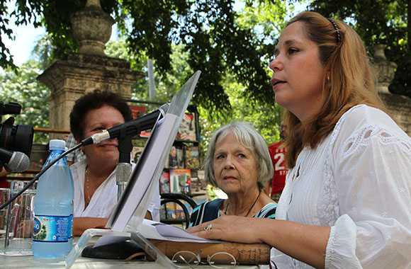 Marta Valdés durante la presentación de su libro "Palabras", con textos publicados originalmente en Cubadebate. Foto: Ismael Francisco/ Cubadebate