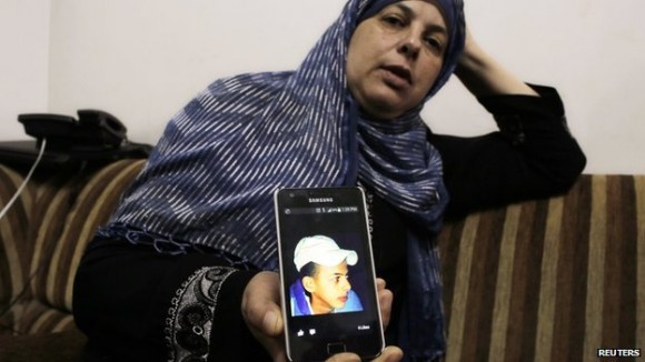 El rostro de Mohamed Abu Khdeir, en el teléfono de su madre, Suha Abu Khdeir. Foto: Reuters