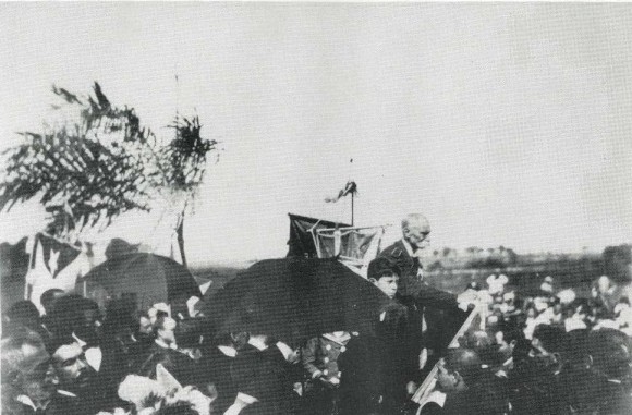 En el acto de inauguración del mausoleo a Antonio Maceo y Panchito G. Toro, El Cacahual, diciembre de 1899.