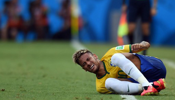 Neymar se lamenta durante partido contra México. Foto: AFP.