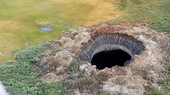 Científicos llegaron al lugar donde se encuentra la extraña fosa gigante para investigar las razones que podrían haber originado el gigantesco cráter que asombra al mundo. Foto: RT