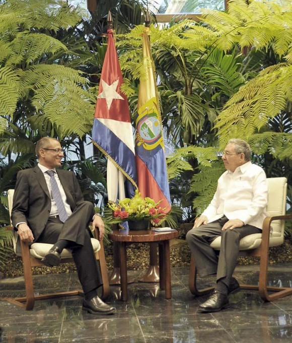 Recibió Raúl al Vicepresidente de Ecuador. Foto: Estudios Revolución.