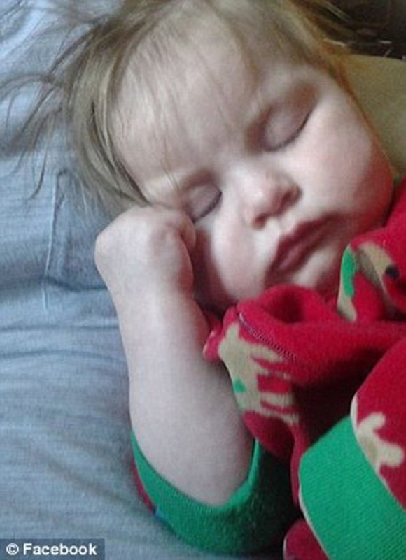 Tras ser golpeada hace un año por un rayo, bebé mantiene electricidad estática en su cabello. Foto: Daily Mail.
