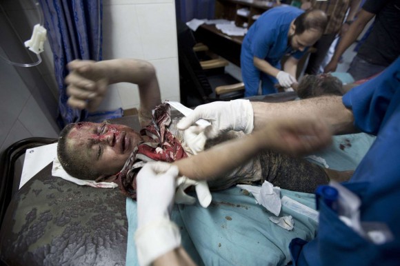 Un niño herido palestino recibe atención médica eb el hopistal al-Shifa de Gaza