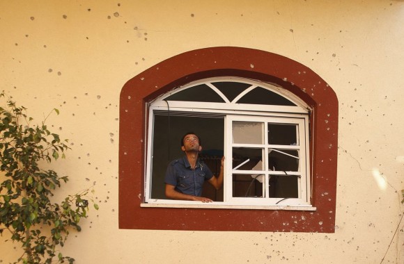 Un palestino observa los daños causados al edificio donde vive un alto dirigente local de la Yihad Islámica tras un ataque aéreo israelí en la ciudad de Beit Hanoun, al norte de la Franja de Gaz