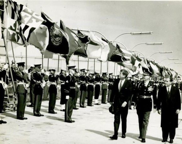 WikiMedia: El oficial del Ejército de EE.UU. Charles Murray camina junto a John F. Kennedy, a la izquierda, y el presidente brasileño João Goulart, el 3 de abril de 1962.