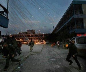 Llueve fuego en Palestina. Increíble foto de una bomba racimo cayendo sobre Gaza. Imaginen una bomba de racimos d fósforo q cae la cual al impactar sobre un ser humano no c apaga con nada. Eso lanza sobre Gaza Israel. Foto: Twitter/ 