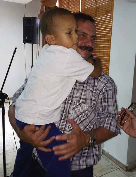El pequeño Leandro junto a su padrino Fernando.