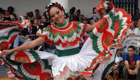 Representantes de países que asisten a la edición del Festival del Caribe o Fiesta del Fuego.