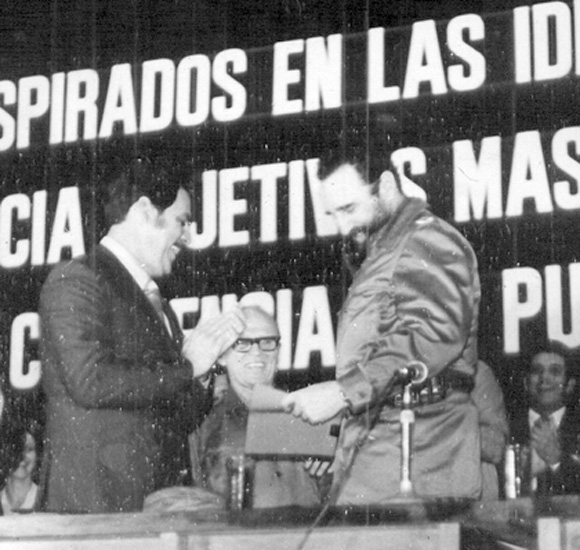 En 1973, cuando se creó el carné de identidad, Fisín le entregó al Comandante en Jefe el suyo, solo con el número uno (de los once requeridos), lo que provocó gran hilaridad. (CORTESÍA DE FISÍN)