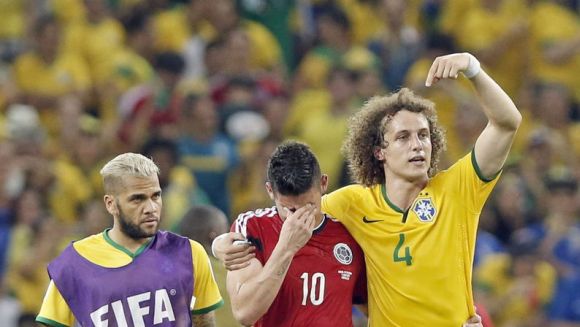David Luiz abraza y consuela a James Rodríguez, tras la victoria brasileña ante Colombia. Foto: AP
