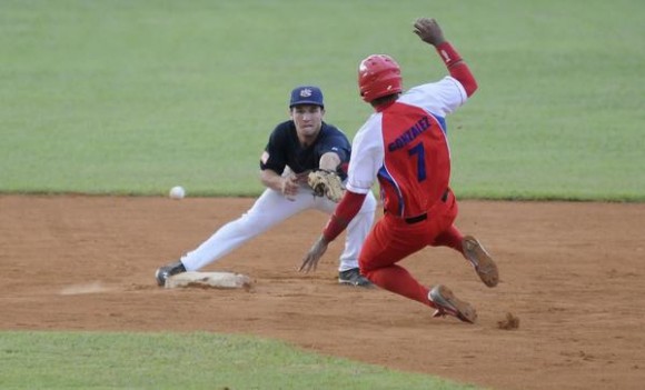 Cuarto juego del tope de béisbol entre los equipos de Cuba y Estados Unidos, disputado en el estadio Capitán San Luís de la ciudad de Pinar del Río, el 26 de julio de 2014.AIN FOTO/Abel PADRÓN PADILLA