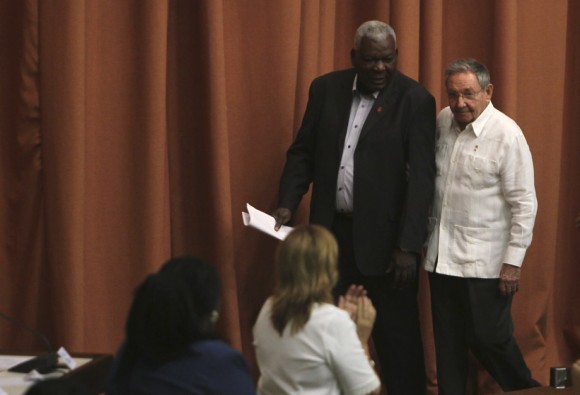Con la presencia de Raúl Castro Ruz, presidente de los Consejos de Estado y de Ministros, sesiona este sábado en sesión plenaria la Asamblea Nacional del Poder Popular, correspondiente al Tercer Período de la VII Legislatura. Foto: Ladyrene Pérez/ Cubadebate