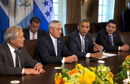 Salvador Sánchez Cerén, presidente de El Salvador; Otto Pérez Molina, de Guatemala; Barack Obama, de Estados Unidos, y Juan Orlando Hernández, de Honduras, en el encuentro que sostuvieron ayer en la Casa Blanca. Foto Ap