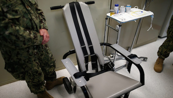 Silla que utilizan para alimentar a la fuerza a los presos de Guantánamo que se declaran en huelga de hambre. Foto: Al Jazeera.