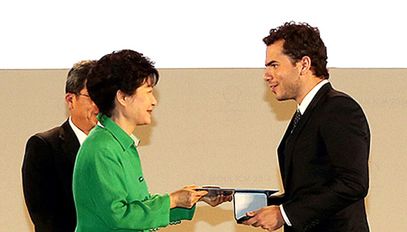 El brasileño recibió el premio de manos de la presidenta de Corea del Sur, Park Geun-Hye. Foto: AFP Getty.
