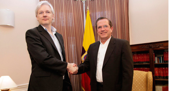 Canciller Ricardo Patiño se reunió con Julian Assange como muestra de apoyo. Foto: El Ciudadano/ Ecuador