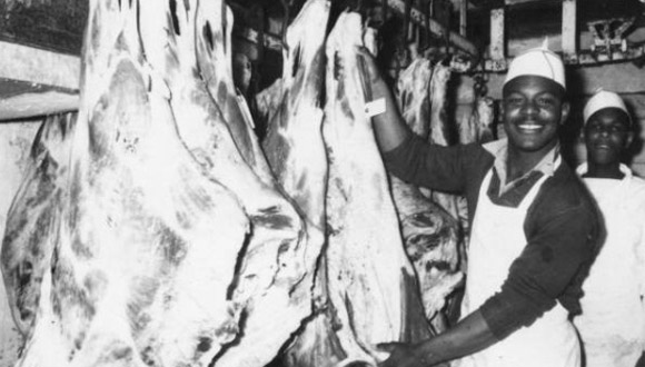 Estudiantes-afroamericanos-trabajan-en-la-carnicería-de-la-Escuela-para-Varones-de-Mariana-en-la-década-de-1950.