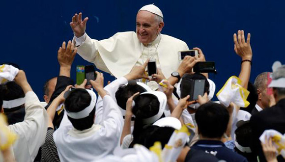 Francisco repudió la idolatría a la riqueza en una de las misas. Foto: AFP. 