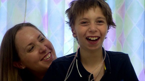 Kieran mostró su alegría por el resultado de la operación. Foto: BBC Mundo