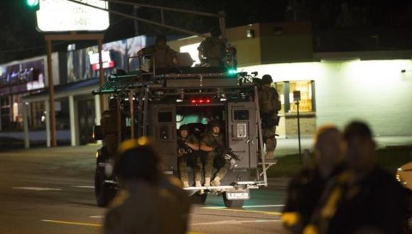 La policía de Missouri peina la ciudad en un vehículo blindado. FOTO: Reuters.