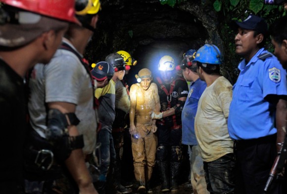 Mineros salen a la superficie después de haber quedado soterrados el pasado viernes. Foto: Reuters