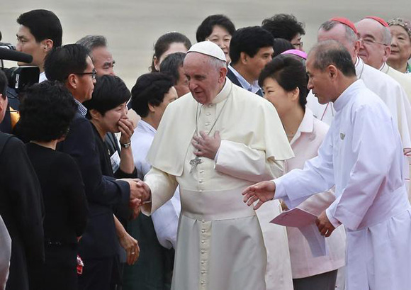 Papa Francisco saluda a familiares de las víctimas del hundimiento del ferri de Sewol. Foto: AFP. 