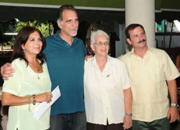 Graciela Ramírez, René González, la madre de Antonio Guerrero y Fernando González. Foto: Tomada de Prensa Latina. 