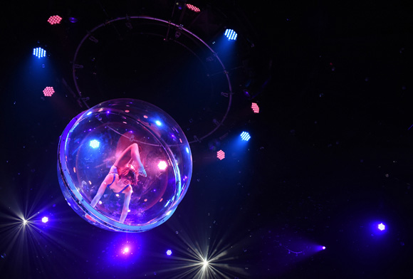 Durante la presentación del circo Empire, una bailarina realiza su rutina dentro de una burbuja. Foto:  Toru Yamanaka/AFP.