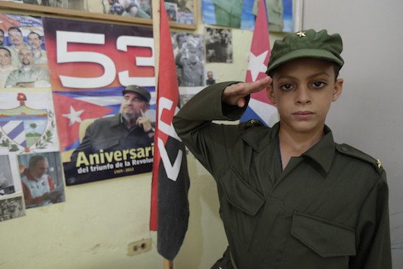 Fidel Castro es el ídolo de Marlon Méndez, un niño que desde los tres años se prepara para el gran momento de conocerlo. Foto: Enrique de la Osa/ cortesía de Reuters