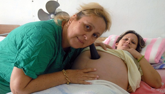 Los programas priorizados de la salud pública cubana tiene en la mujer al eslabón imprescindible para su desarrollo. Foto: AIN.
