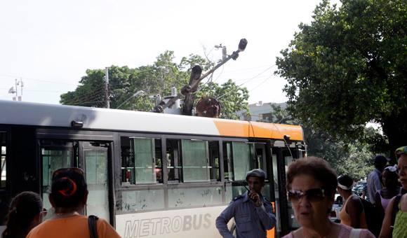 Accidente de tránsito: el ómnibus P9 impacta contra un poste de alumbrado eléctrico en la calle 23. Foto: Ismael Francisco/Cubadebate.