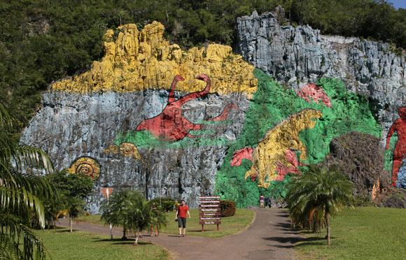Mural de la prehistoria en Valle de Viñales, Pinar del Rio. Foto: Ismael Francisco/Cubadebate.