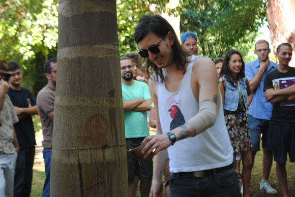 El ritual de bienvenida consiste en regar una planta de bambú, un baobab y una palma real. Foto: Lázaro J. González