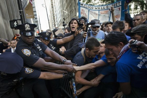 Manifestantes y la policía se enfrentan en la esquina de Wall Street y Broadway, en imagen de ayer. Foto: Ap.