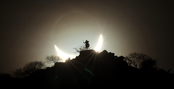 Eclipse solar híbrido, Eugene Kamenew, Alemania. Foto tomada con una cámara Canon 5D Mk II, lente de 700mm f/22, ISO 400, 1/1600 segundos de exposición.