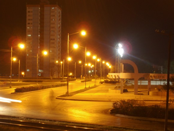 El Bayamo moderno de noche. Foto: Yunior José León / Cubadebate