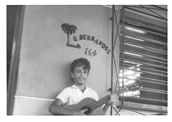 Gerardo Hernández En 1978, en el portal de la casa. Foto: Adriana Pérez O Connor
