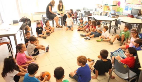 Estudiantes en su primer día en una escuela de Jerusalem